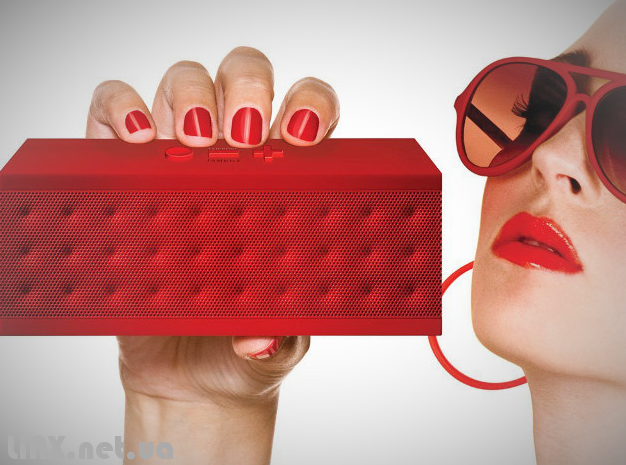 JamBox красный в руке
