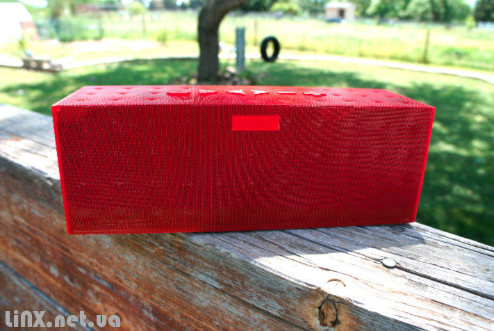 Jambox красный на улице